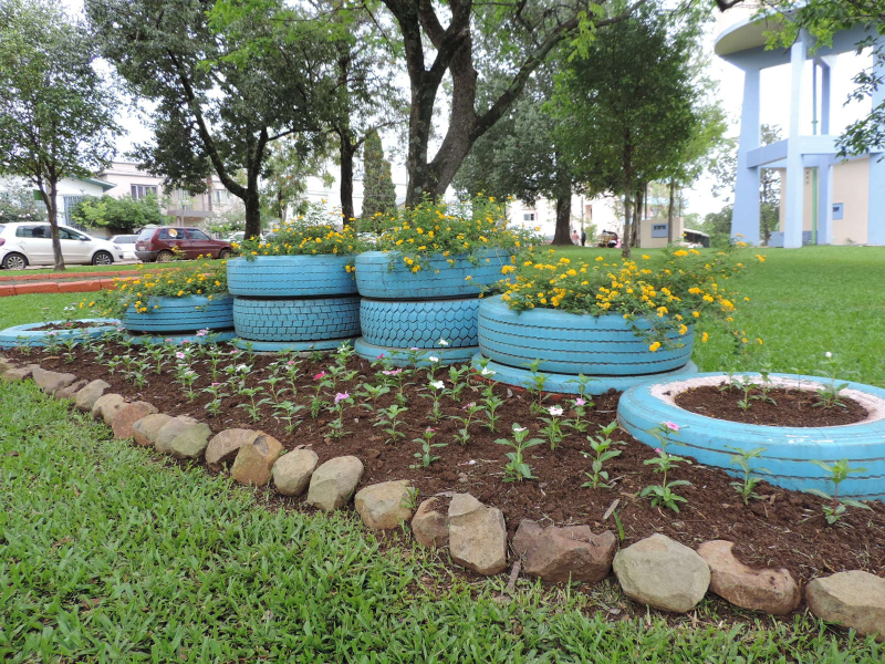Prefeitura trabalha no embelezamento da praça e rótulas